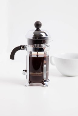 Kahve makinesi ve fincan beyaz arka planda