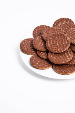 Beyaz arka planda çikolatalı bisküvi