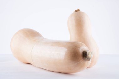 Beyaz arka planda balkabağı üzerinde prezervatif