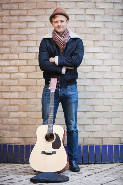 Retrato Jovem Feliz Com Guitarra Contra Parede Tijolo — Fotografia de Stock