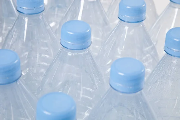 Vue Rapprochée Des Bouteilles Vides Plastique Avec Bouchons Bleus — Photo