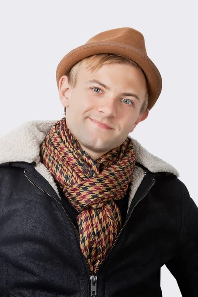 Porträt Eines Glücklichen Jungen Mannes Warmer Kleidung Vor Weißem Hintergrund — Stockfoto