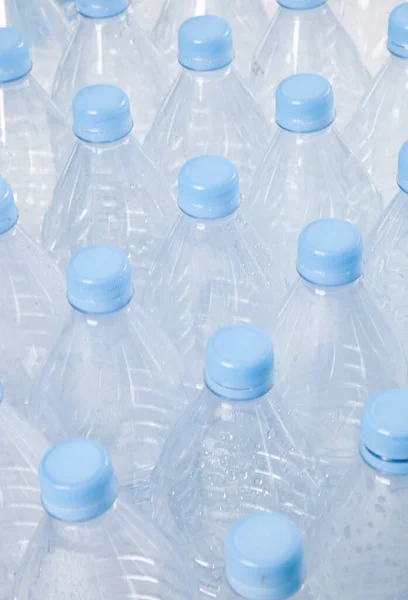 Vue Rapprochée Des Bouteilles Vides Plastique Avec Bouchons Bleus — Photo