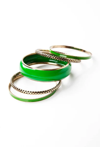 Gröna Armband Över Vit Bakgrund — Stockfoto