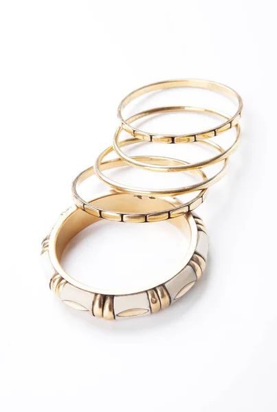 Trendige Armreifen auf weißem Hintergrund — Stockbild Trendige Armreifen Auf Weißem Hintergrund — Stockfoto