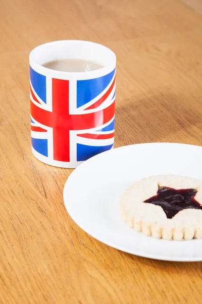 Βρετανική Κούπα Καφέ Και Μπισκότο Στο Πιάτο — Φωτογραφία Αρχείου