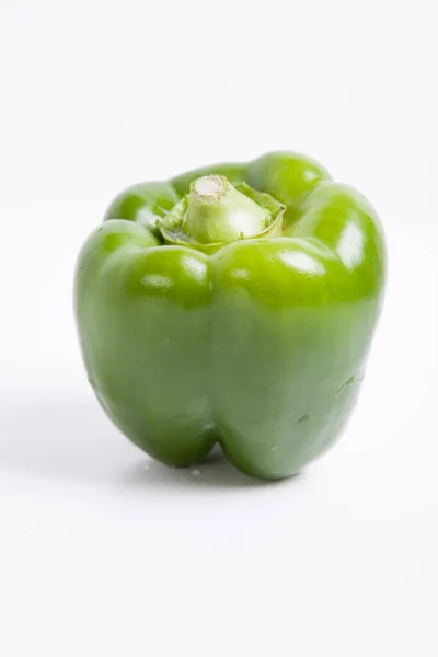 Närbild Grön Bell Pepper Över Vit Bakgrund — Stockfoto
