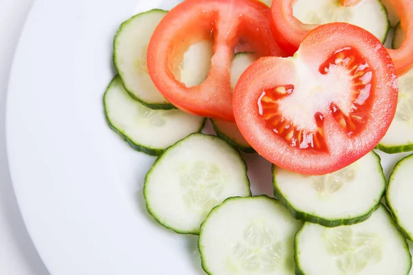 Nahaufnahme Von Geschnittenen Tomaten Und Gurken Teller — Stockfoto