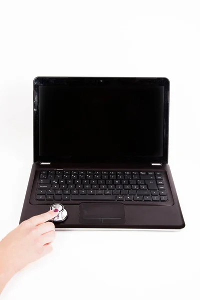 Close Van Stethoscoop Diagnosticeren Laptop Witte Achtergrond — Stockfoto