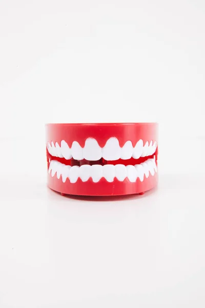 Dentiers Artificiels Sur Fond Blanc — Photo