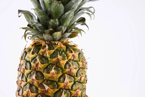 Beyaz Arkaplan Üzerinde Taze Ananas Yakın Plan — Stok fotoğraf