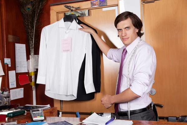 信心十足的店主 衬衫放在柜台旁 — 图库照片