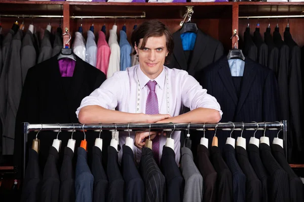 Retrato Hombre Confiado Apoyado Perchero Ropa Tienda —  Fotos de Stock