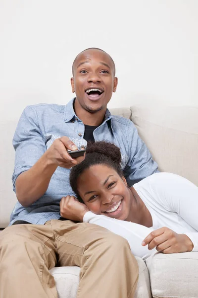 Aufgeregtes Junges Afroamerikanisches Paar Schaut Fern — Stockfoto