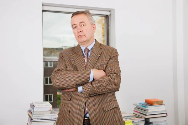 Retrato Empresário Confiante Com Braços Cruzados Escritório — Fotografia de Stock