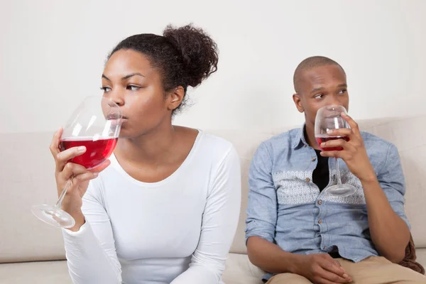 Νεαρό Ζευγάρι Αφροαμερικανών Πίνοντας Κόκκινο Κρασί Στο Σπίτι — Φωτογραφία Αρχείου