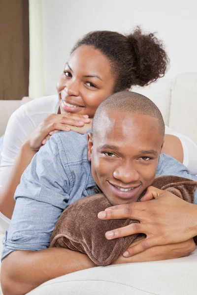 幸福的非洲裔美国年轻夫妇在沙发上放松的画像 — 图库照片