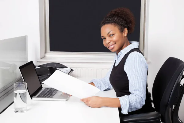 Retrato Mulher Negócios Sorridente Com Documento Usando Laptop Mesa Escritório — Fotografia de Stock