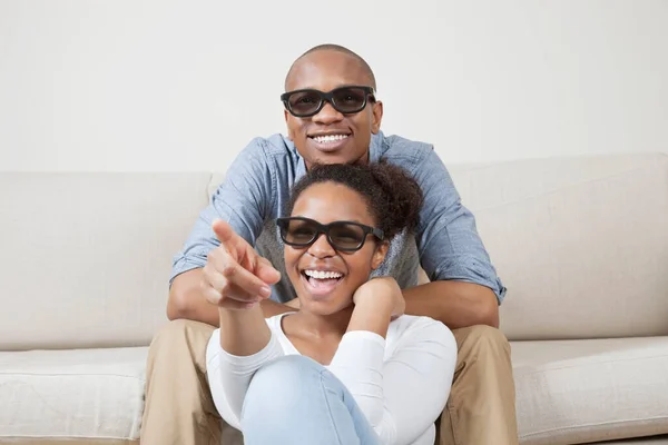 Retrato Una Joven Pareja Afroamericana Con Gafas Viendo Televisión — Foto de Stock