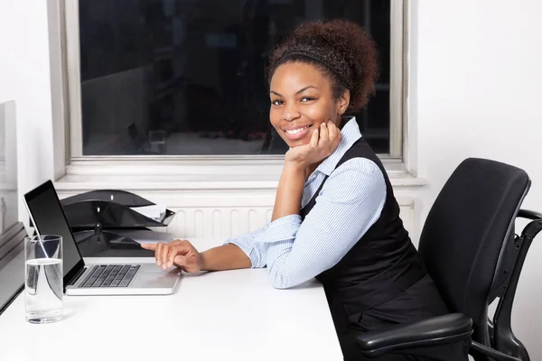 Retrato Una Joven Mujer Negocios Sonriente Usando Portátil Escritorio Oficina — Foto de Stock