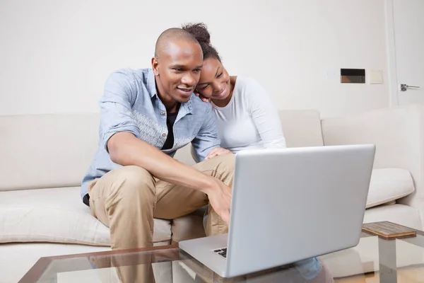 Feliz Pareja Joven Afroamericana Utilizando Ordenador Portátil Casa — Foto de Stock