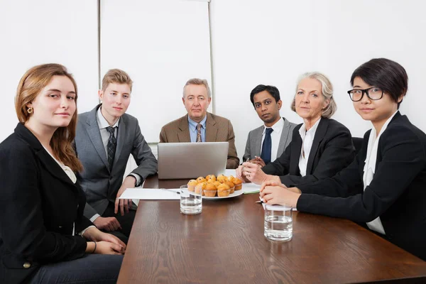 Retrato Profissionais Multiétnicos Reunião Sala Conferências — Fotografia de Stock