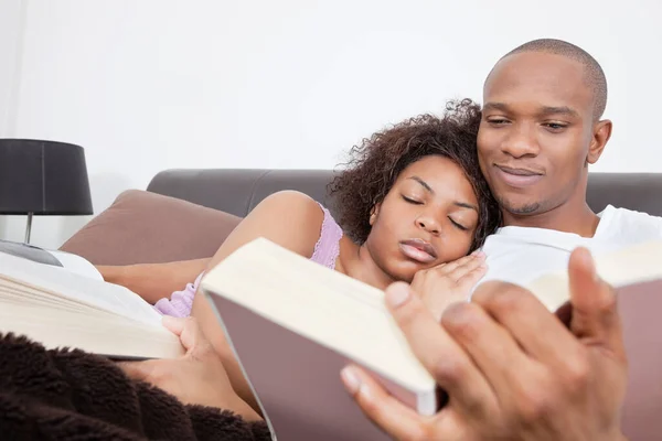 Jovem Feliz Lendo Livro Como Mulher Dormindo Seu Ombro — Fotografia de Stock