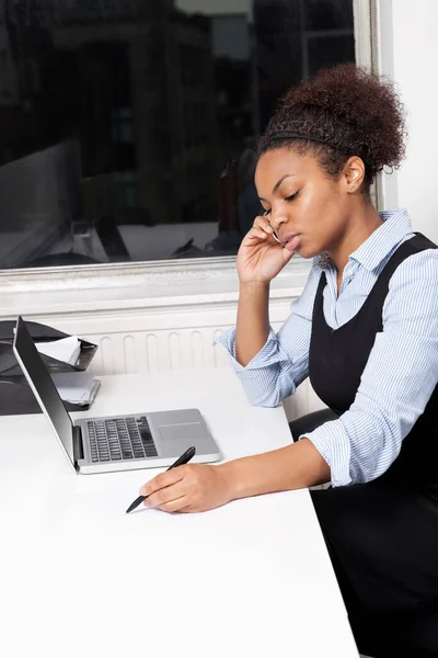 Ung Affärskvinna Med Mobiltelefon Framför Laptop Vid Skrivbordet Kontoret — Stockfoto