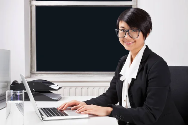 Retrato Sorridente Jovem Empresária Usando Laptop Mesa Escritório — Fotografia de Stock