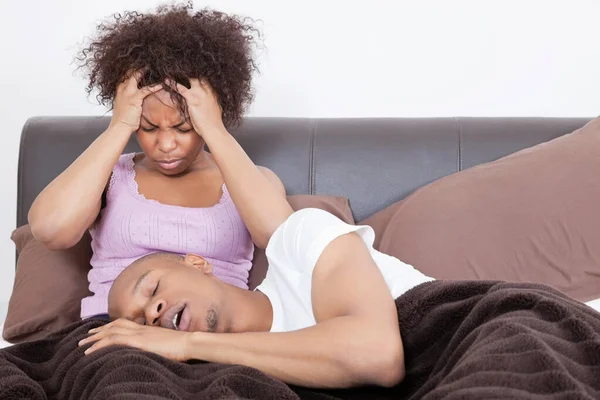 Junge Frau Hat Kopfschmerzen Während Mann Auf Ihrem Schoß Bett — Stockfoto