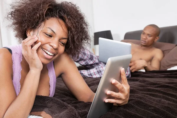 Felice Giovane Donna Utilizzando Tablet Con Uomo Background — Foto Stock
