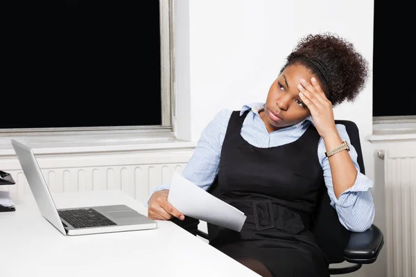 Joven Mujer Negocios Cansada Delante Computadora Portátil Escritorio Oficina —  Fotos de Stock