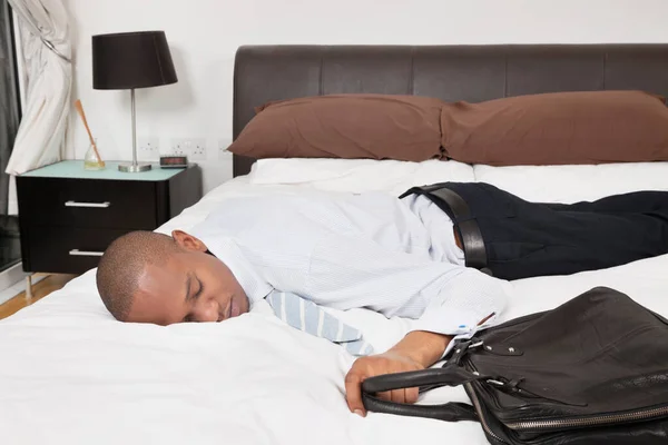 Trött Ung Afroamerikansk Affärsman Sover Sängen — Stockfoto