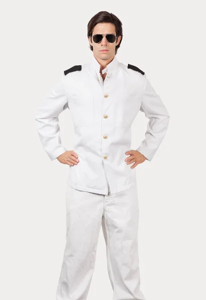 Portret Młodego Oficera Marynarki Wojennej Stojącego Szarym Tle — Zdjęcie stockowe
