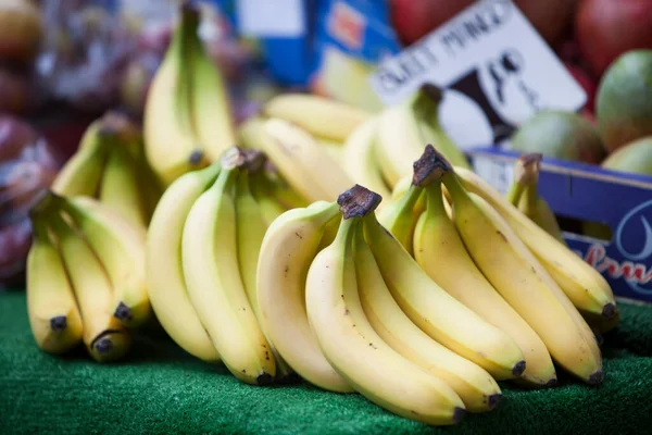 Close Bananas Para Venda Segundo Plano — Fotografia de Stock