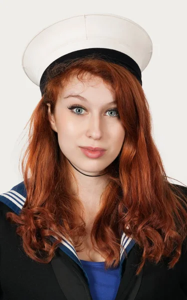 Portret Van Jonge Vrouw Matrozenuniform Tegen Grijze Achtergrond — Stockfoto