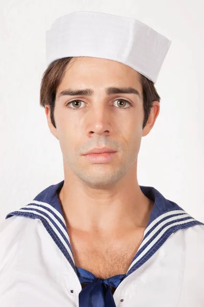 Portret Van Een Trieste Jongeman Matrozenuniform Tegen Grijze Achtergrond — Stockfoto