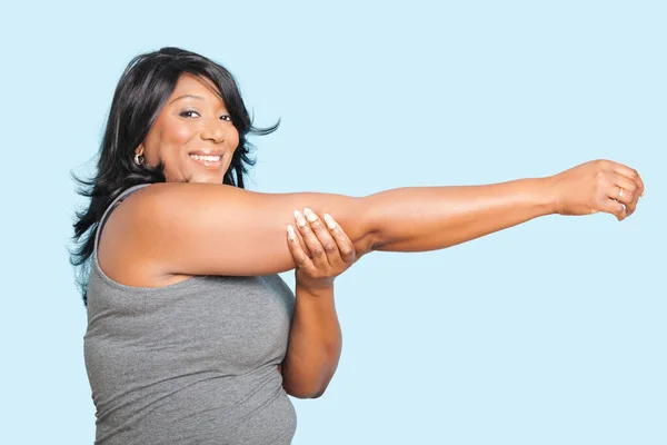 Portret Van Gemengde Ras Vrouw Stretching Blauwe Achtergrond — Stockfoto