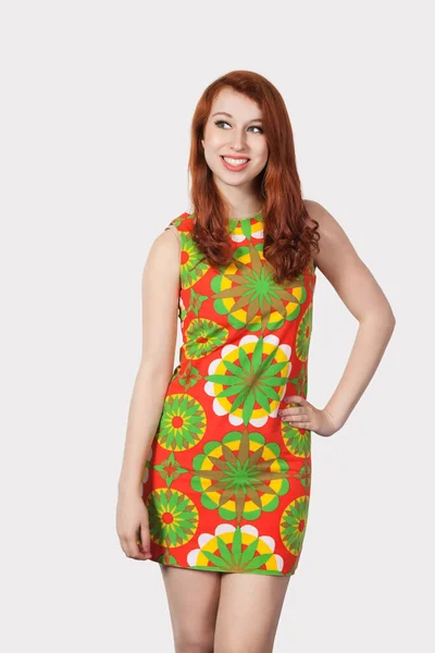Mulher Bonita Vestido Multicolorido Posando Contra Fundo Cinza — Fotografia de Stock