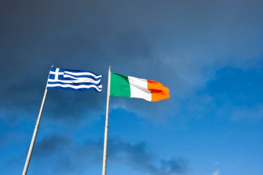 Dublin 'de İrlanda ve Yunan bayrağı.