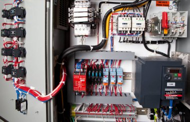 Kablolu elektronik devre kartı.