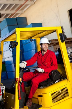 Forklift kullanan bir depo işçisi.