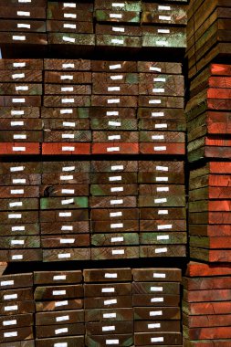 Depoya istiflenmiş kereste.