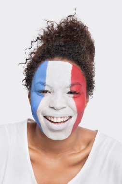 Beyaz arka plan üzerine Fransız bayrağı çizilmiş mutlu Afro-Amerikan kadın portresi.