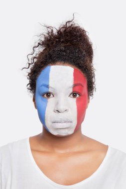 Beyaz arka plan üzerine Fransız bayrağı çizilmiş üzgün Afro-Amerikan kadın portresi