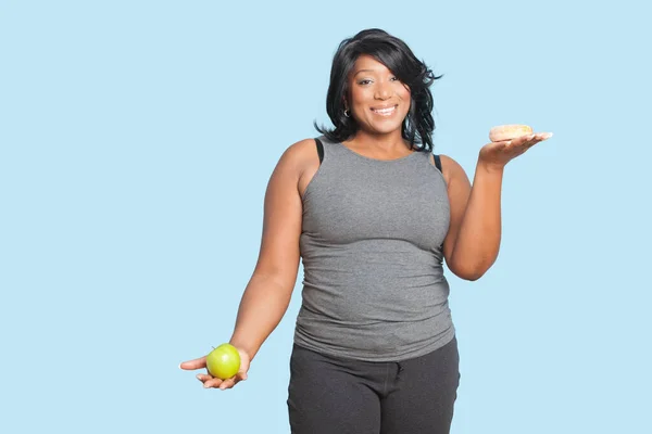 Overgewicht Gemengde Ras Vrouw Met Groene Appel Donut Blauwe Achtergrond — Stockfoto