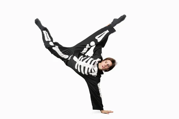 Jovem Esqueleto Traje Break Dançando Contra Fundo Branco — Fotografia de Stock