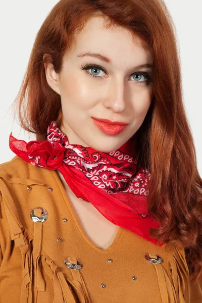 Porträtt Ung Kvinna Klädd Som Cowgirl Ler Mot Grå Bakgrund — Stockfoto