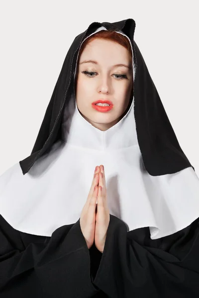 Giovane Donna Costume Suora Che Prega Sullo Sfondo Grigio — Foto Stock