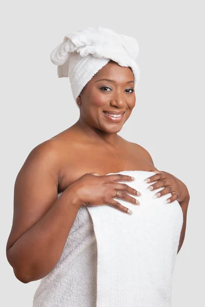 Retrato Mulher Com Corpo Cabeça Envoltos Toalhas Sobre Fundo Branco — Fotografia de Stock